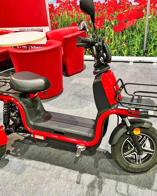 epowertec.de E-Mobility präsentiert ARI Elektro-Dreirad-Lastenmoped auf KommTec Live 2022 Kommunaltechnik-Messe