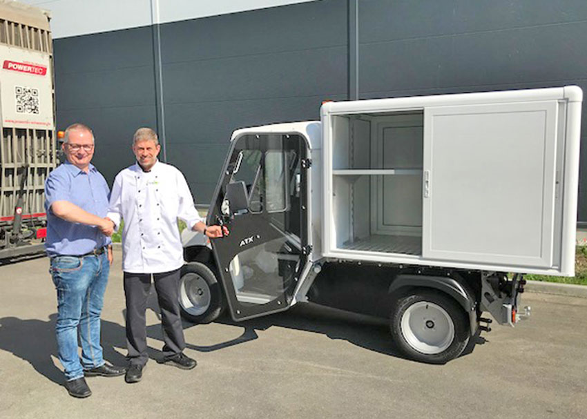Oliver Weber von Powertec übergibt ALKE ATX210e Elektrotransporter an Mario Pieper Küchenchef von TTI München