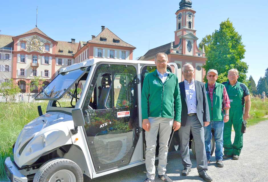 Übergabe des ALKE E-Mobils vor Schloss Mainau (v.l.): Markus Zeiler (Gartendirektor Insel Mainau), Oliver Weber (Geschäftsführer epowertec.de E-Mobility), Markus Vonderstraß (Leiter Referat Parkpflege Insel Mainau), Heinz Jülicher (Gärtnermeister Insel Mainau) Fotonachweis: Insel Mainau/Tobias Mayer (tom)