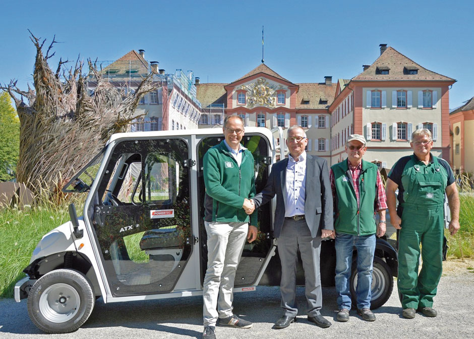 Übergabe des ALKE E-Mobils vor Schloss Mainau (v.l.): Markus Zeiler (Gartendirektor Insel Mainau), Oliver Weber (Geschäftsführer epowertec.de E-Mobility), Markus Vonderstraß (Leiter Referat Parkpflege Insel Mainau), Heinz Jülicher (Gärtnermeister Insel Mainau) Fotonachweis: Insel Mainau/Tobias Mayer (tom)